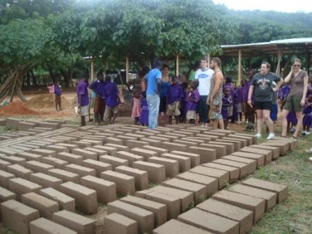 Volunteers build a school in Ghana Volunteers build a school in Ghana