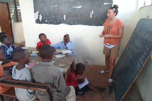 Volunteer-Laura-Harris-teaches-alphabet-to-small-group-kenya-masai-centre