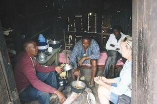 volunteer-gill-james-chats-with-the-neighbours-kenya-masai