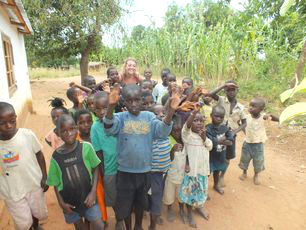 malawi-hayo-school-children-with-katie-castle