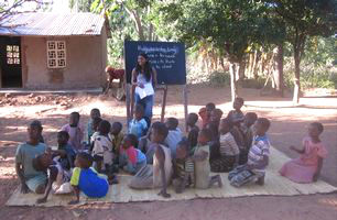 malawi-volunteer-teaching-class-outside