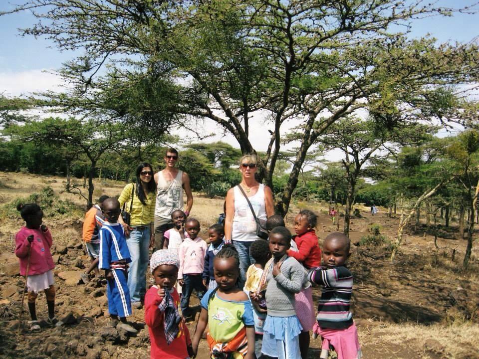 gill_james_with_local_masai_children