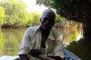 india-pichavaram-mangrove-forest-boatman
